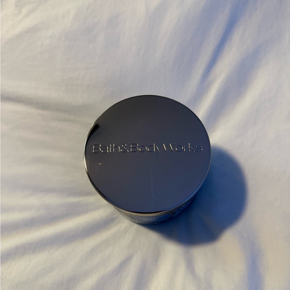 Bath & Body Works Frozen Lake Candle - Blue and Silver - Picture 2 of 4